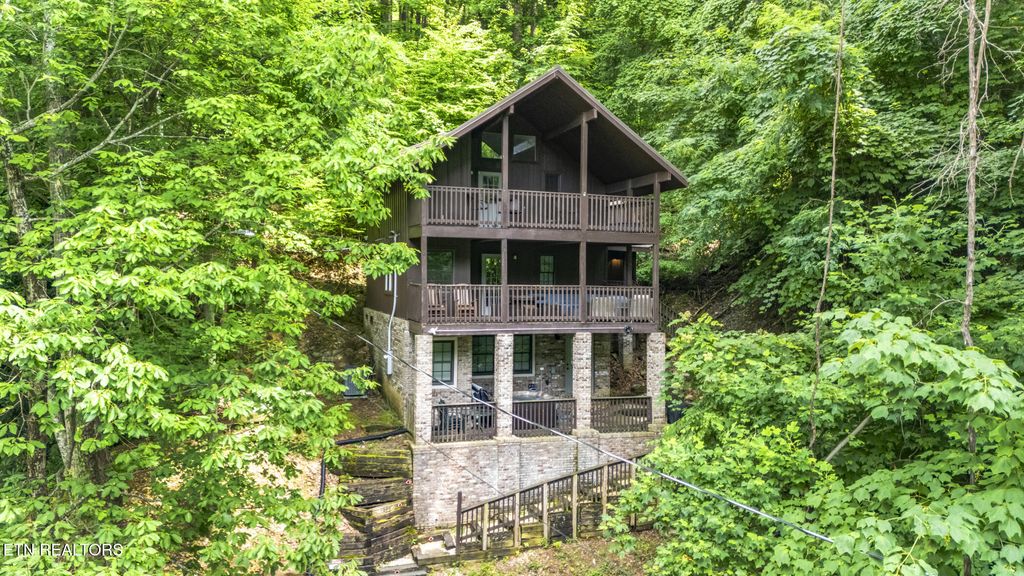 Photo of 1322 North Baden Drive, Gatlinburg, TN 37738 (MLS # 1310103)