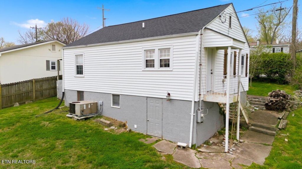 Photo of 219 Pine St, Clinton, TN 37716 (MLS # 1334576)