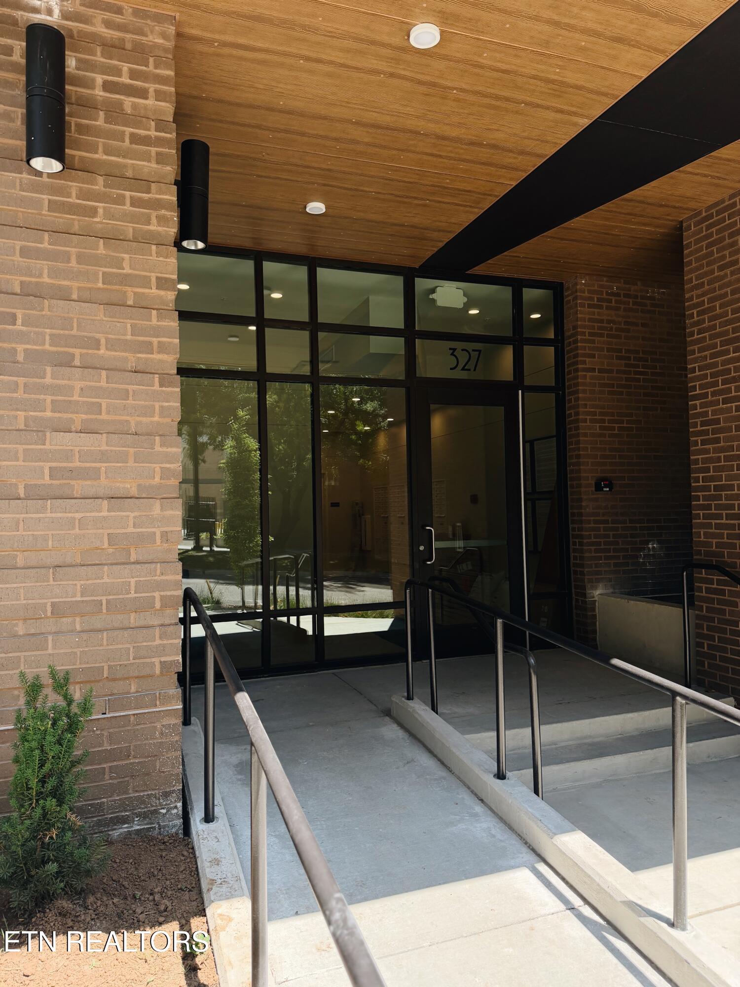 327 W Summit Hill Drive 706