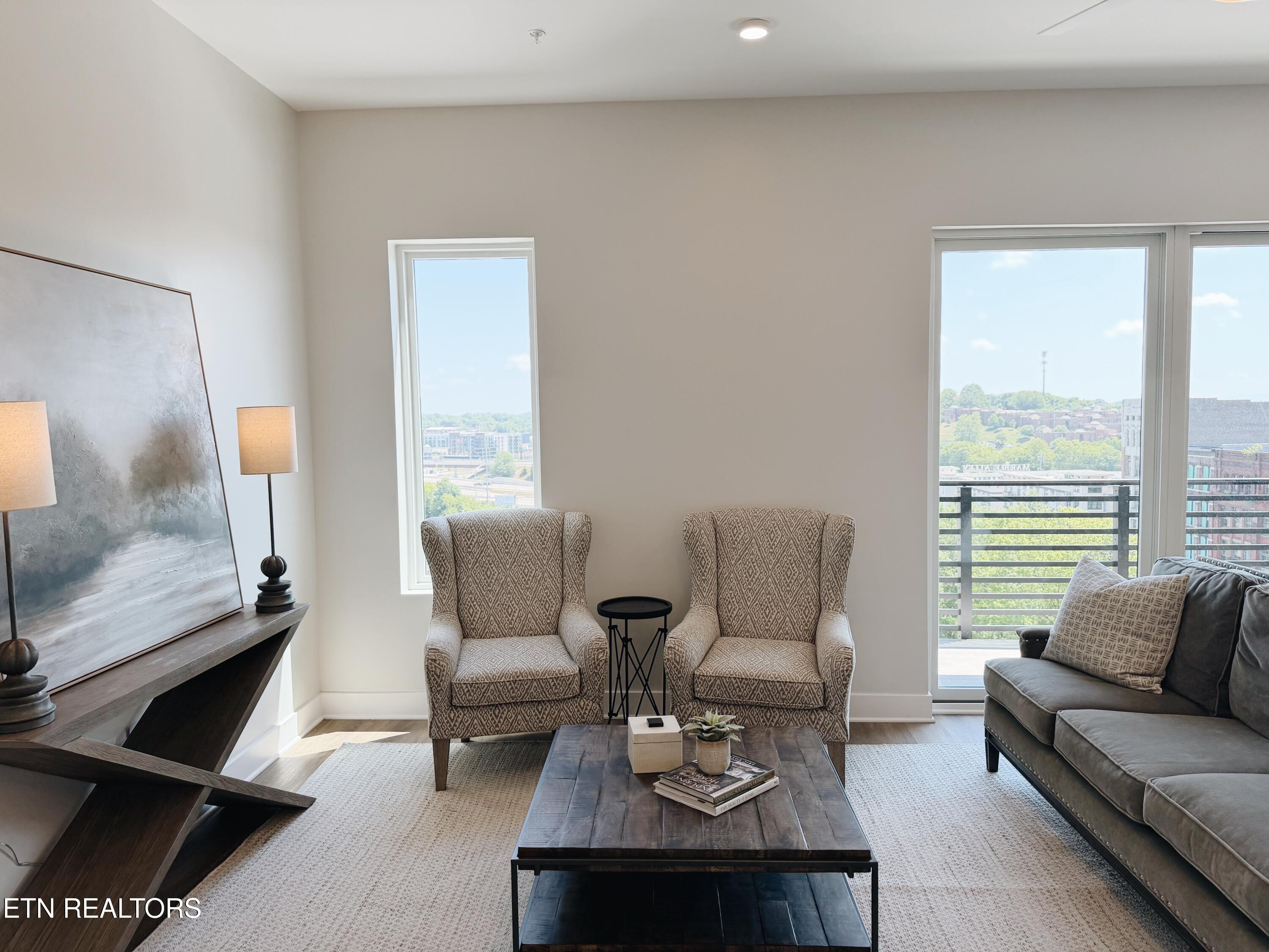 327 W Summit Hill Drive 706