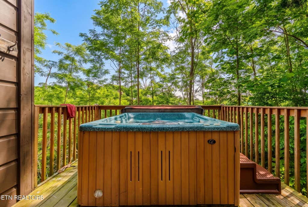 Photo of 625 Pinecrest Drive, Gatlinburg, TN 37738 (MLS # 1344268)