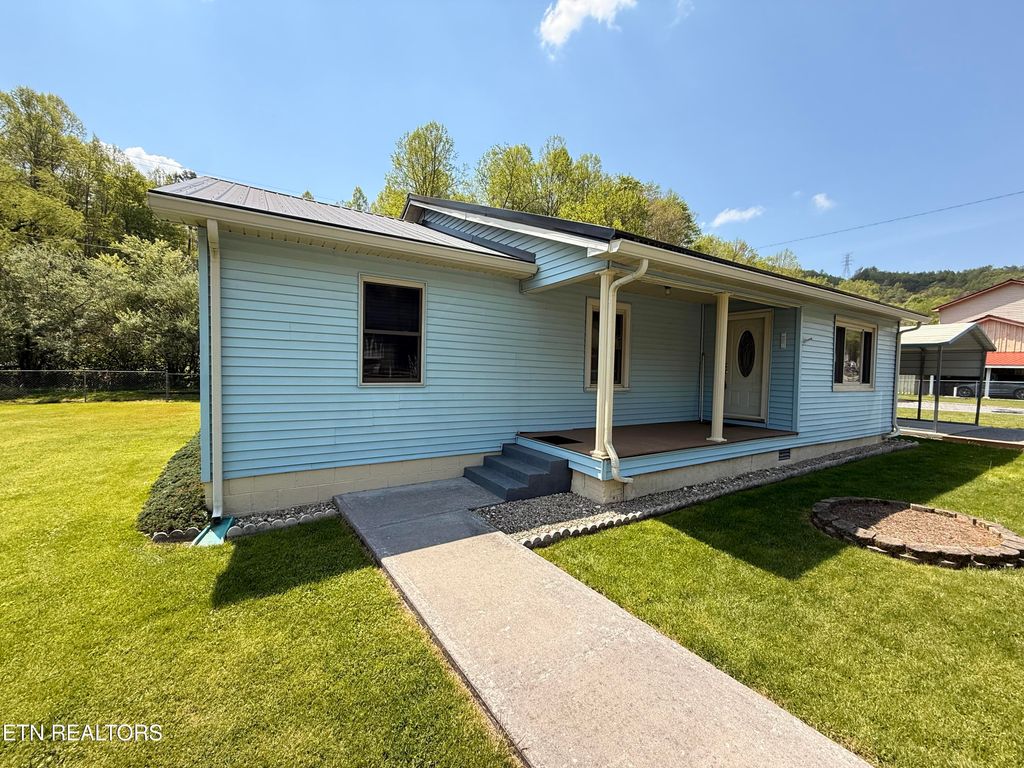 Photo of 854 Oakdale St, Appalachia, VA 24216 (MLS # 1338776)