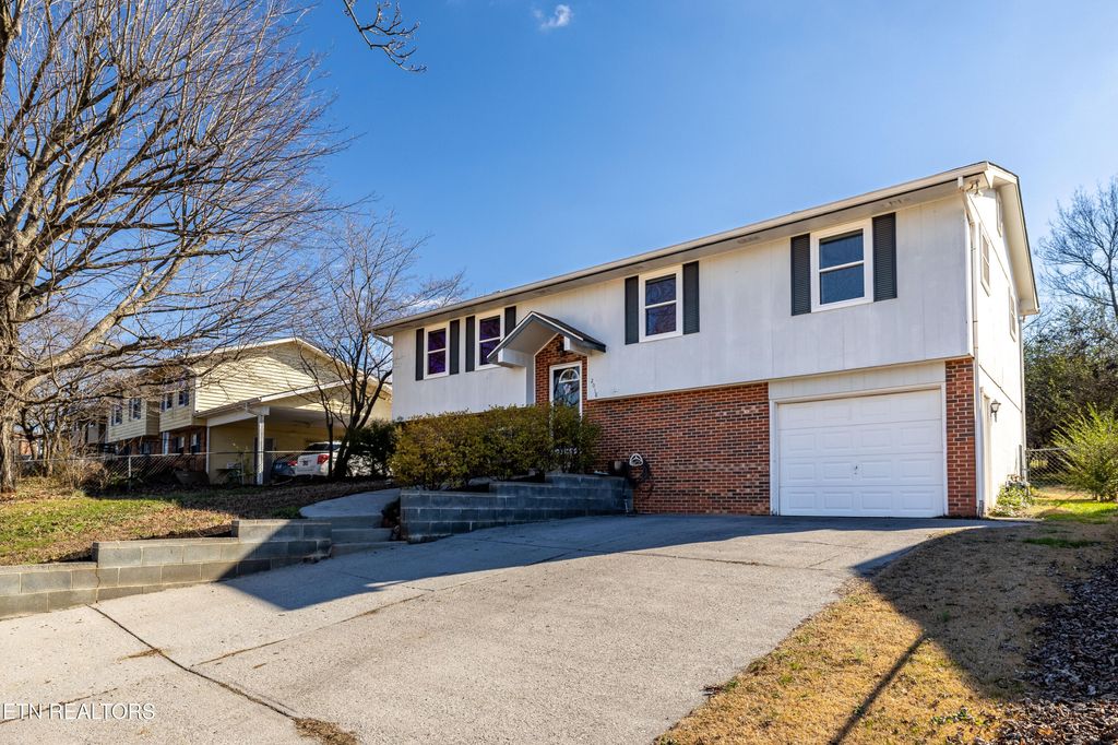 Photo of 2018 Swarthmore Lane, Maryville, TN 37804 (MLS # 1327111)