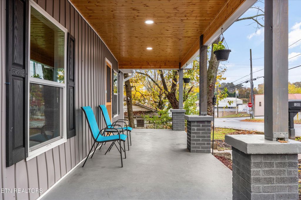 Photo of 1305 N Jackson St, Athens, TN 37303 (MLS # 1325392)