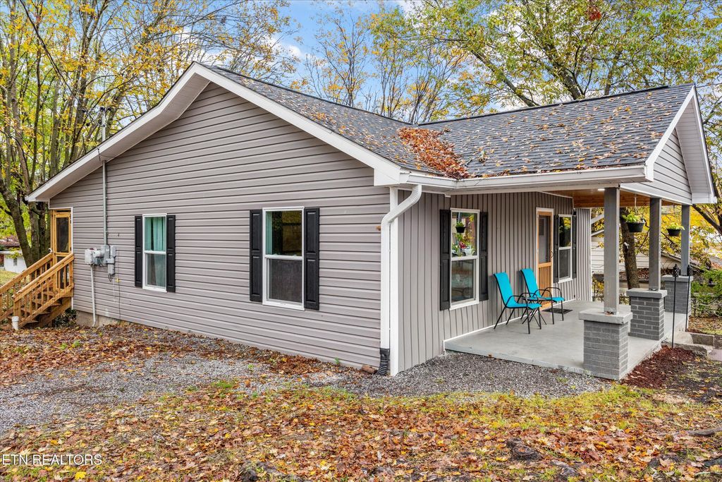 Photo of 1305 N Jackson St, Athens, TN 37303 (MLS # 1325392)