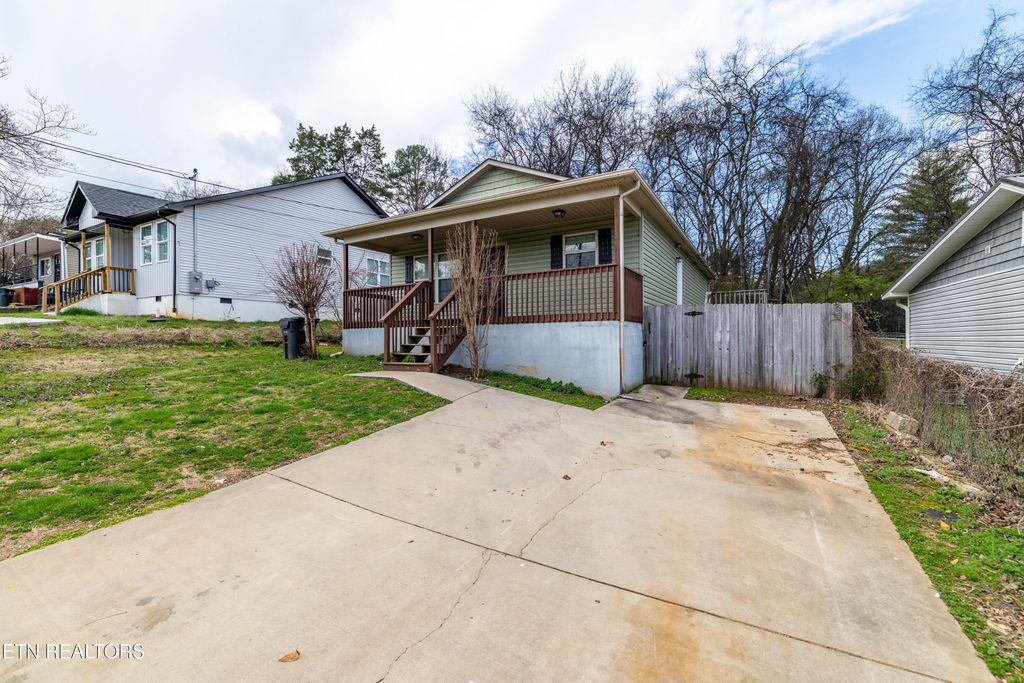 Photo of 2013 Paris Rd, Knoxville, TN 37912 (MLS # 1332170)