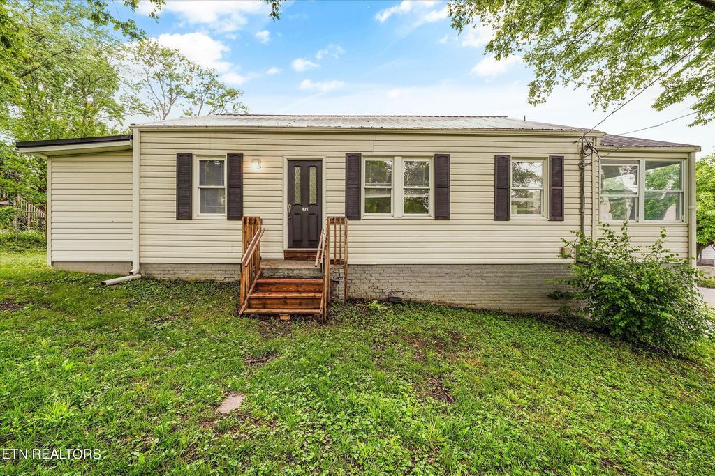 Photo of 835 E Lincoln Rd, Alcoa, TN 37701 (MLS # 1339420)