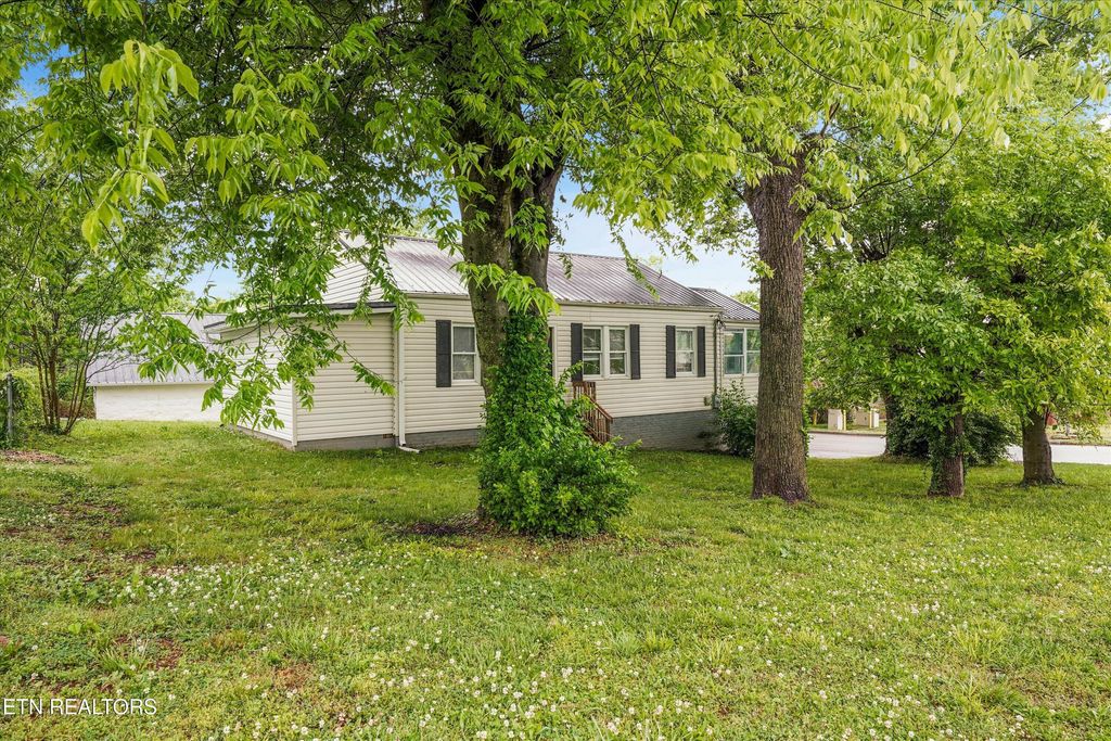 Photo of 835 E Lincoln Rd, Alcoa, TN 37701 (MLS # 1339420)