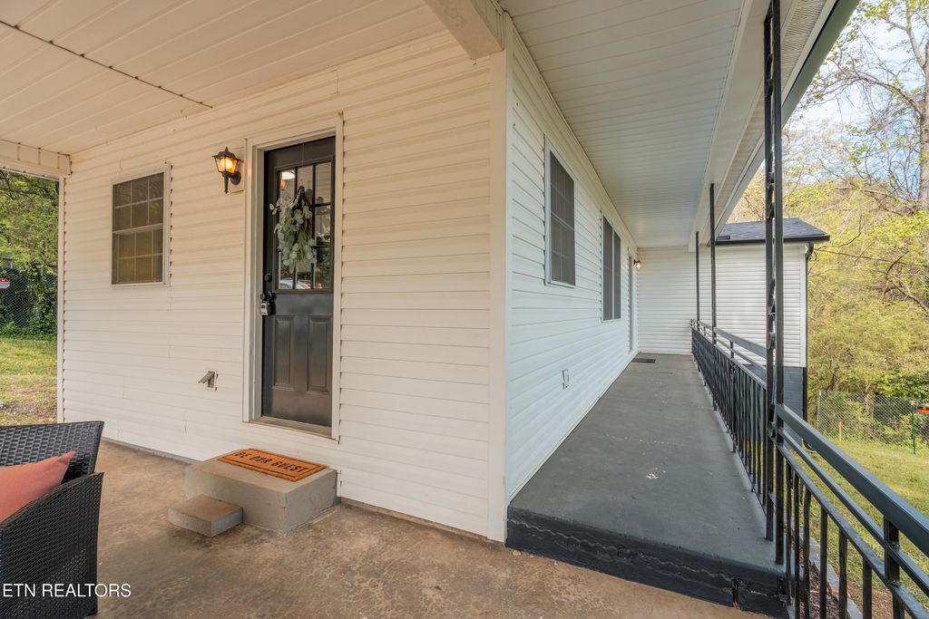 Photo of 501 Hollingsworth Lane, Clinton, TN 37716 (MLS # 1335922)