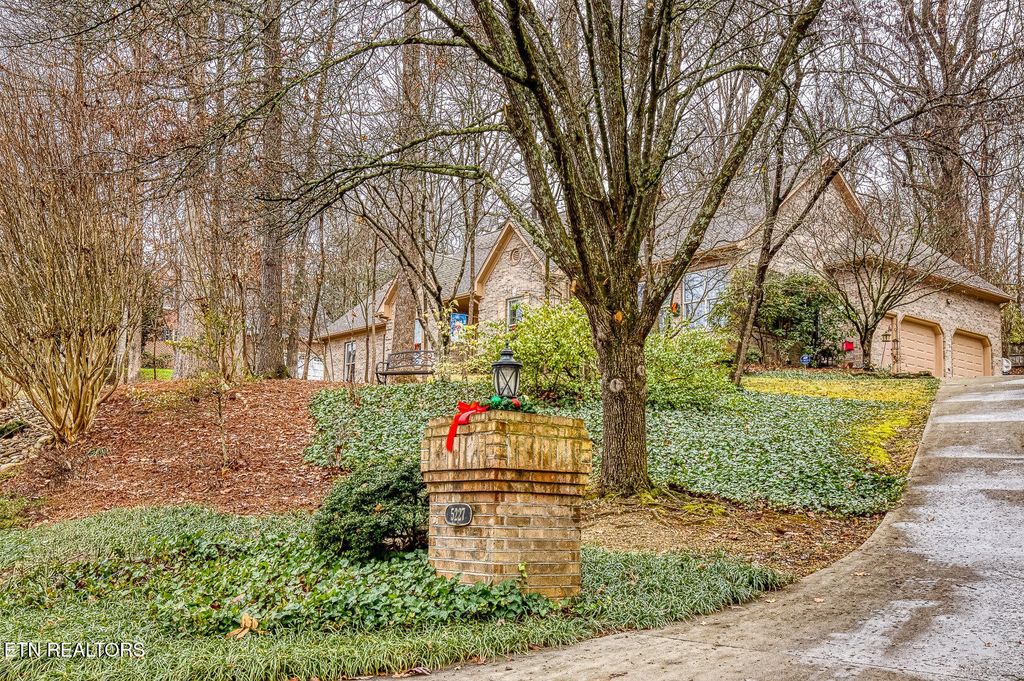 Photo of 5227 Beverly Oaks Drive, Knoxville, TN 37918 (MLS # 1330308)