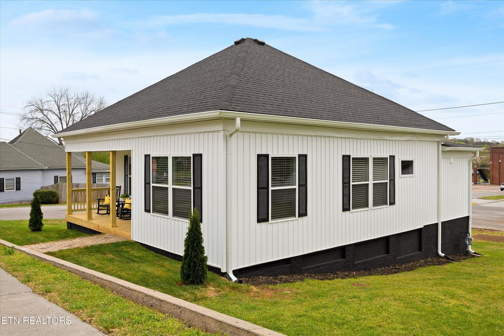 Photo of 210 E 1st Ave, Lenoir City, TN 37771 (MLS # 1334905)