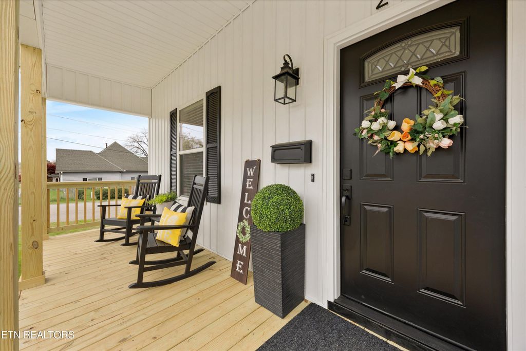 Photo of 210 E 1st Ave, Lenoir City, TN 37771 (MLS # 1334905)