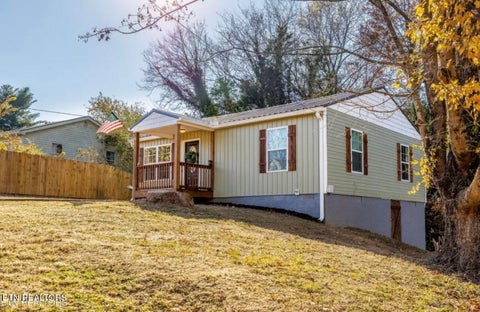Tiny photo for 410 Blair St, Loudon, TN 37774 (MLS # 1356090)