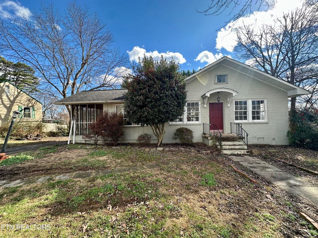 Photo of 1212 Woodlawn Ave, Maryville, TN 37804 (MLS # 1328403)