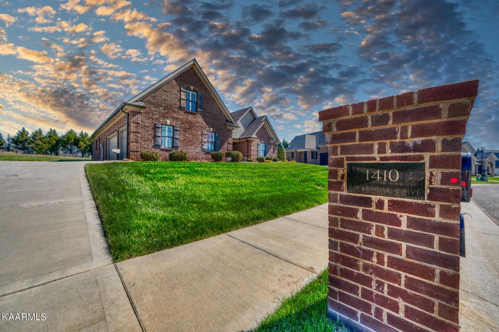Photo of 1410 Edenbridge Drive, Alcoa, TN 37701 (MLS # 1221086)