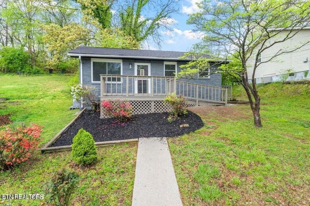 Photo of 611 W 4th Ave, Lenoir City, TN 37771 (MLS # 1332842)