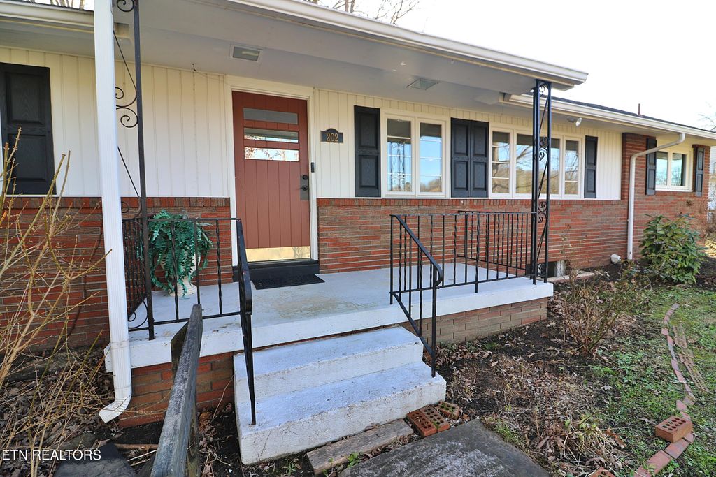 Photo of 202 Chester St, Oneida, TN 37841 (MLS # 1324841)