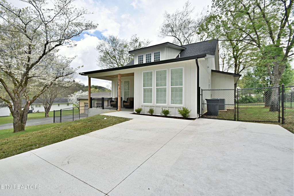 Photo of 310 Valley Drive, Pigeon Forge, TN 37863 (MLS # 1259047)