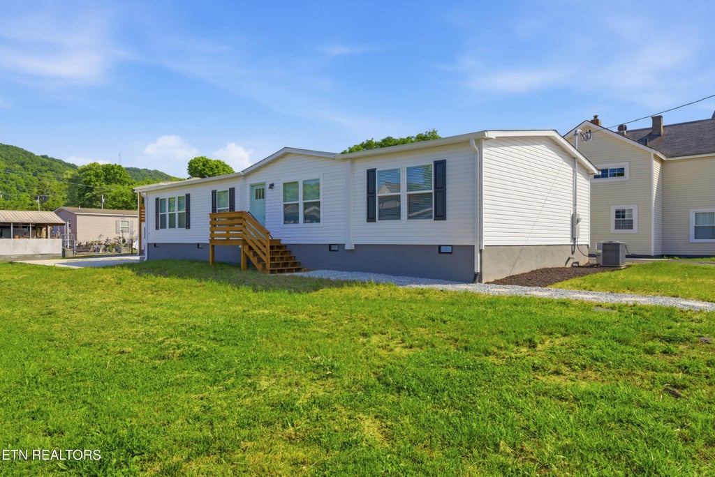Photo of 725 Siluria St, Harriman, TN 37748 (MLS # 1352712)