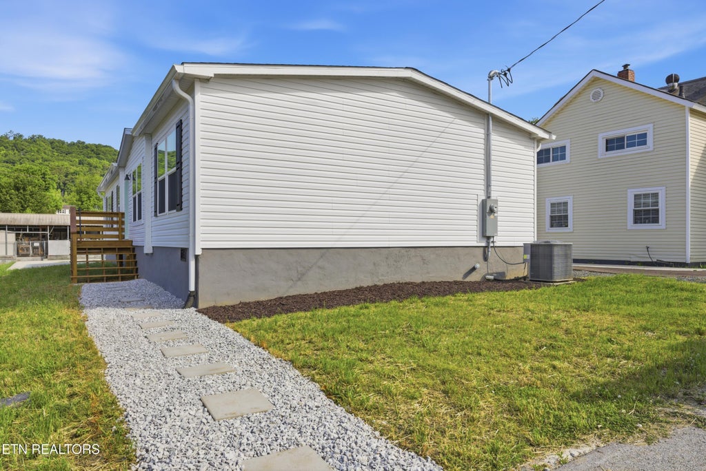 Photo of 725 Siluria St, Harriman, TN 37748 (MLS # 1352712)