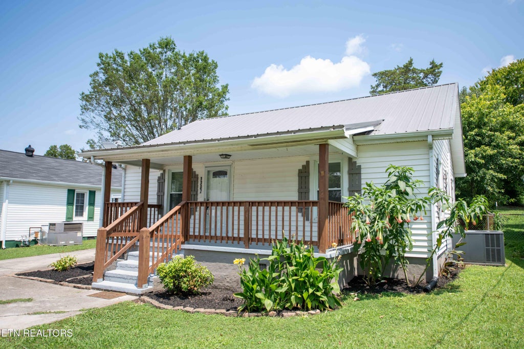 Photo of 1307 Grove St, Loudon, TN 37774 (MLS # 1351806)