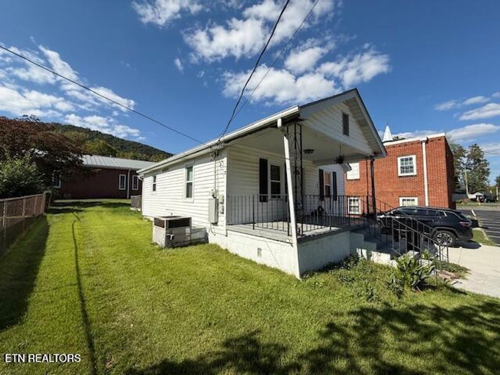 Photo of 926 W Walden St, LaFollette, TN 37766 (MLS # 1339616)