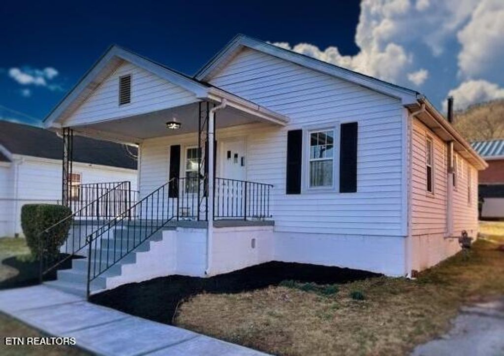 Photo of 926 W Walden St, LaFollette, TN 37766 (MLS # 1339616)