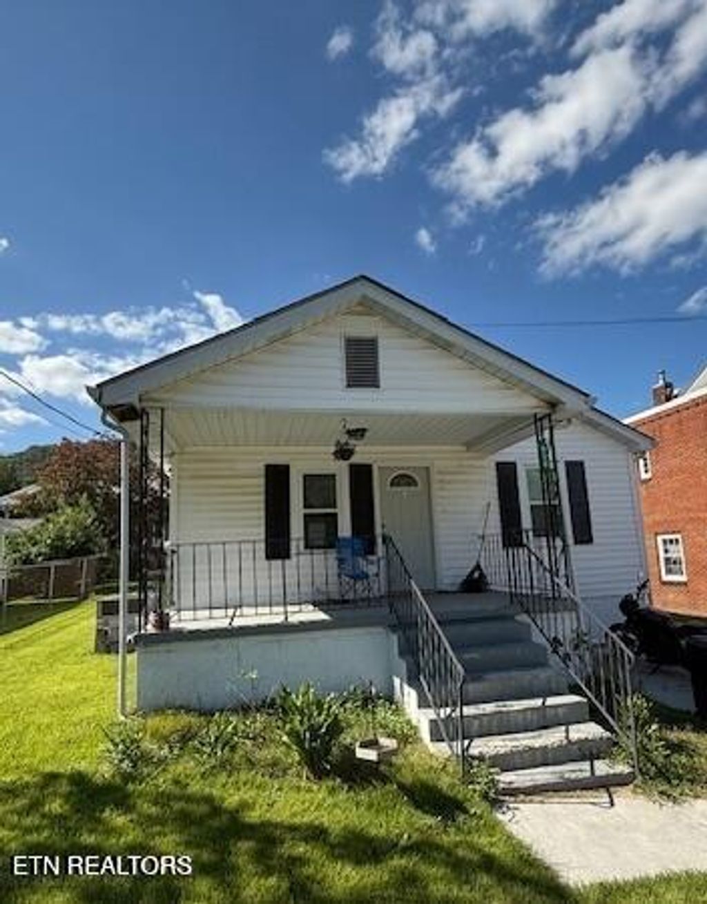 Photo of 926 W Walden St, LaFollette, TN 37766 (MLS # 1339616)