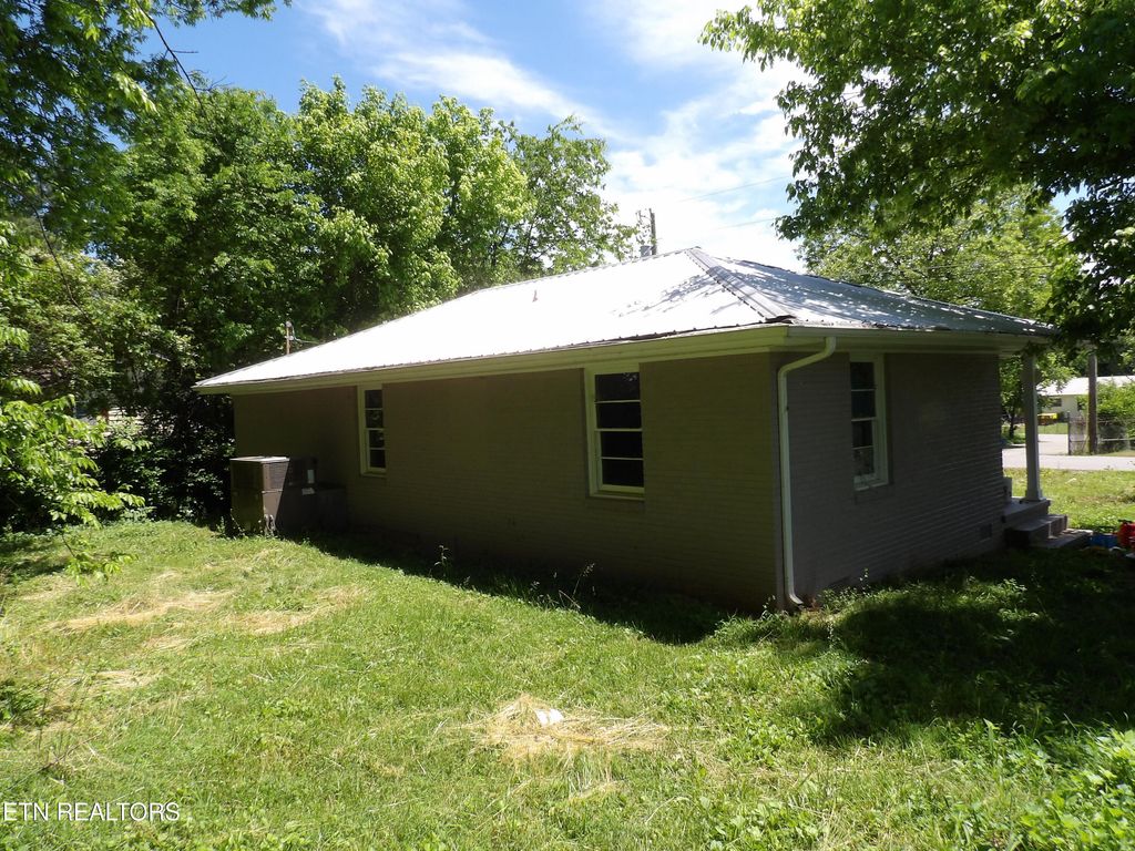Photo of 202 Ingram St, Madisonville, TN 37354 (MLS # 1300707)