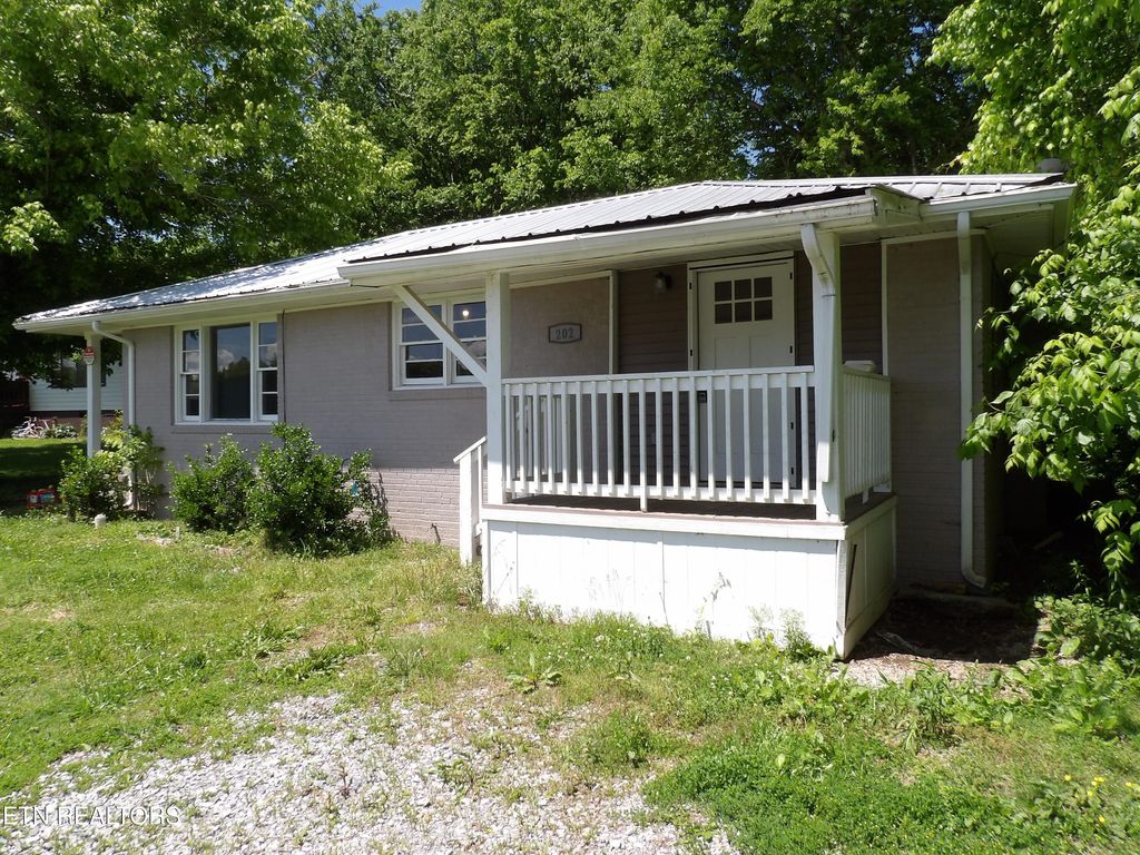 Photo of 202 Ingram St, Madisonville, TN 37354 (MLS # 1300707)