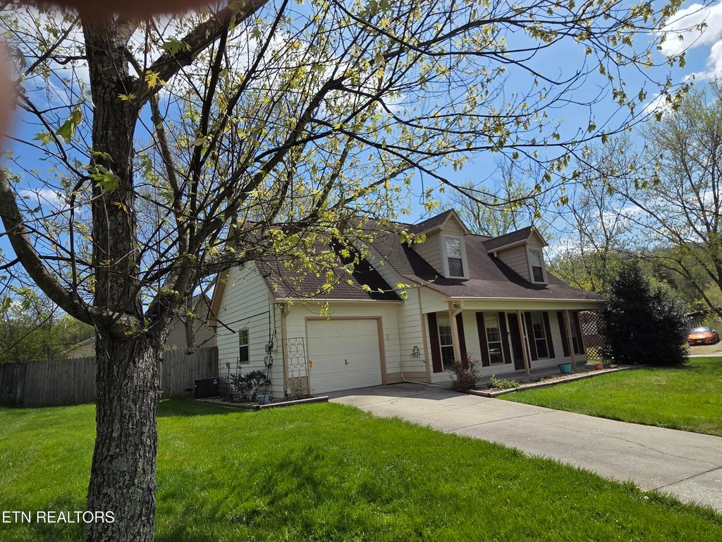 Photo of 700 Penfield Lane, Knoxville, TN 37918 (MLS # 1334869)