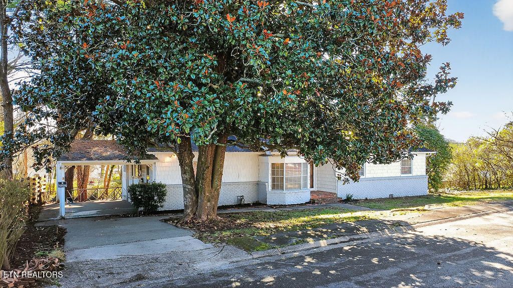 Photo of 109 E Pasadena Rd, Oak Ridge, TN 37830 (MLS # 1323055)