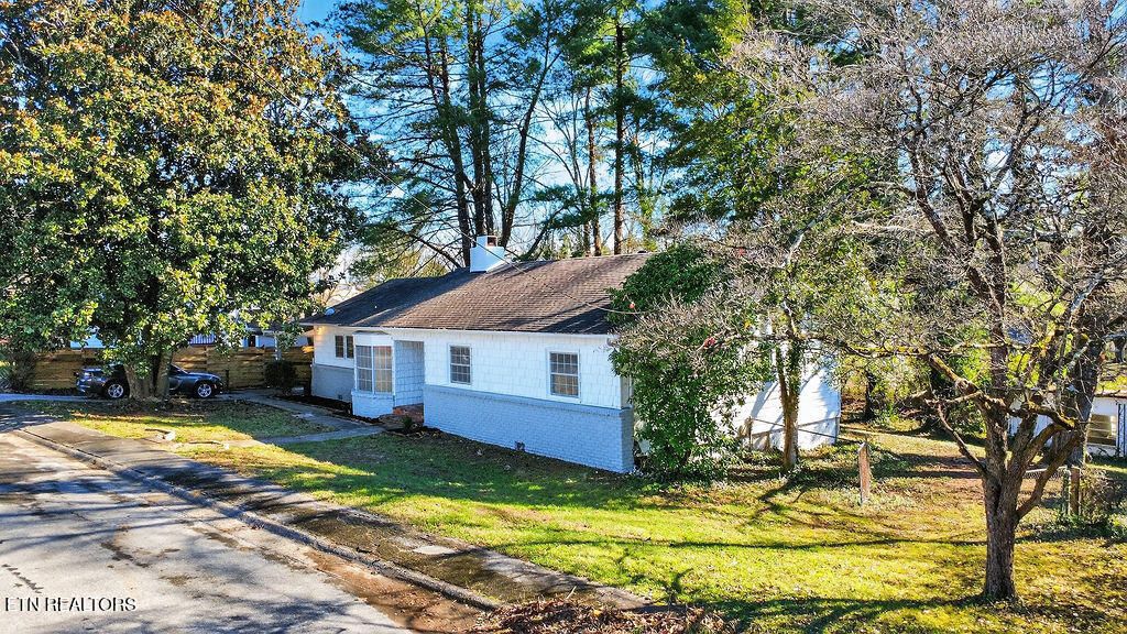 Photo of 109 E Pasadena Rd, Oak Ridge, TN 37830 (MLS # 1323055)