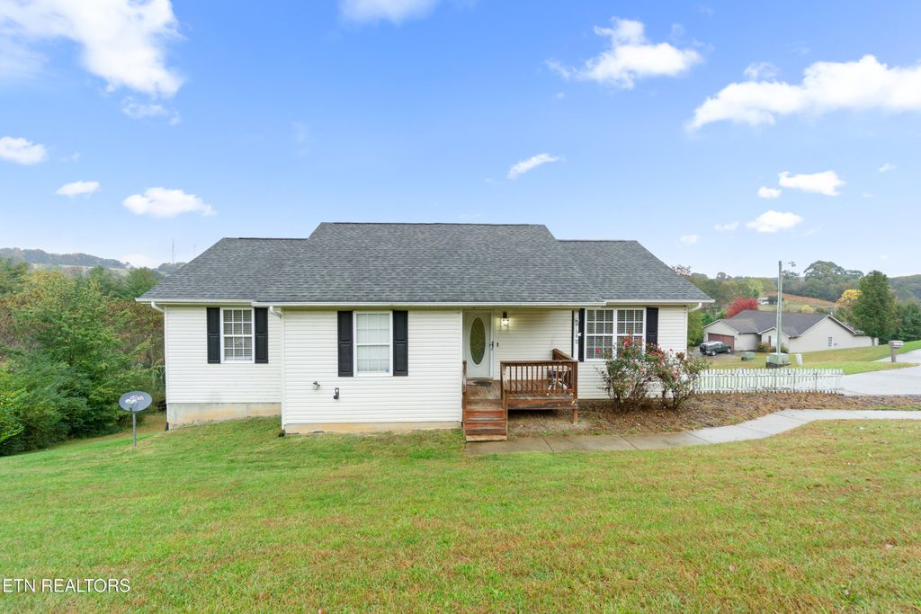 Photo of 905 Patton St, Sweetwater, TN 37874 (MLS # 1321060)