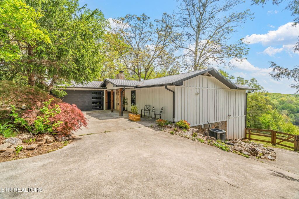 Photo of 902908 Skyline Drive, Harriman, TN 37748 (MLS # 1300588)