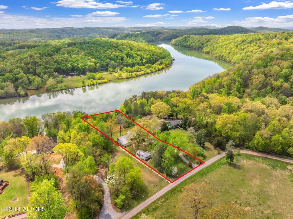 Photo of 902908 Skyline Drive, Harriman, TN 37748 (MLS # 1300588)