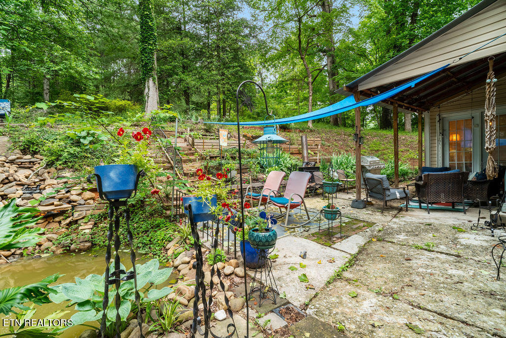 1829 Dutch Valley Rd