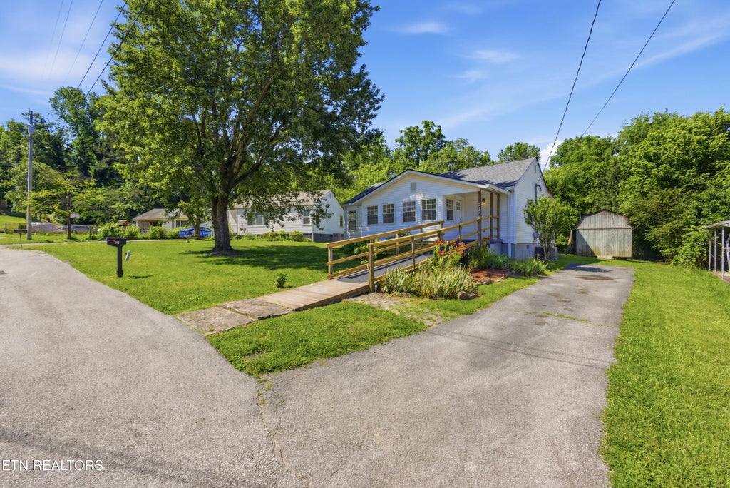 Photo of 212 Sunset Drive, Harriman, TN 37748 (MLS # 1343670)