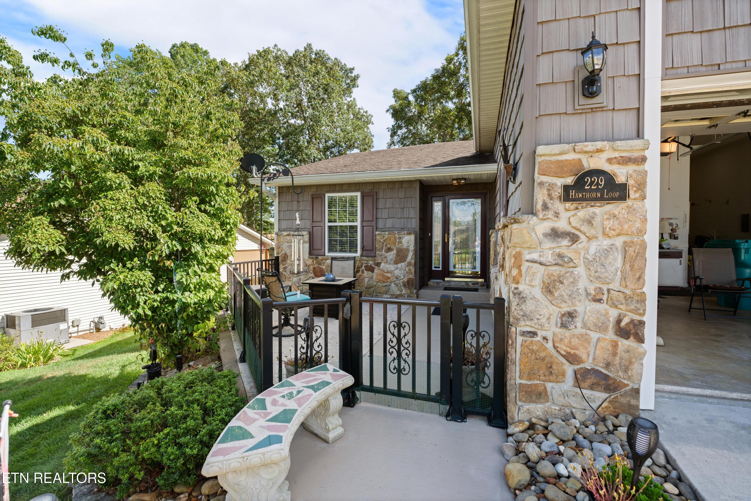 229 Hawthorn Loop