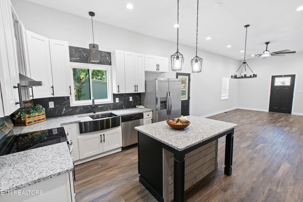 Photo of 33 Melrose Ave, Englewood, TN 37329 (MLS # 1357247)