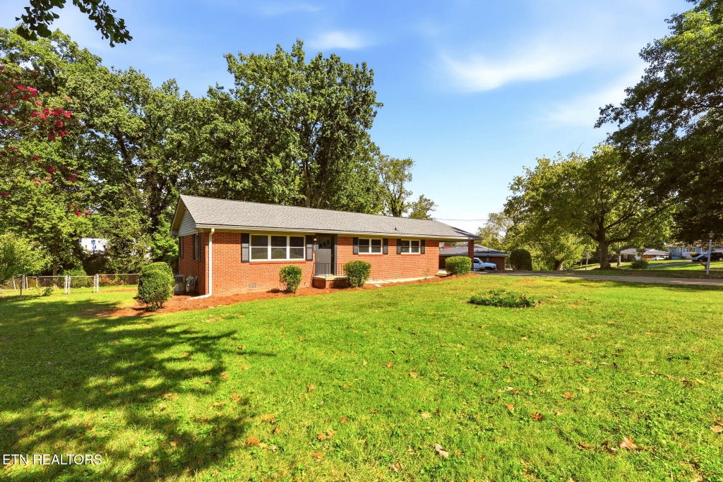 Photo of 411 Woodland Drive, Clinton, TN 37716 (MLS # 1355290)