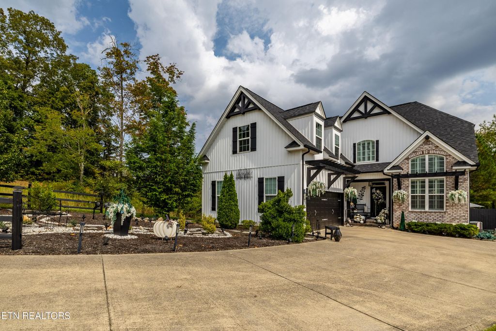 Photo of 1340 Hillside Lane, Lenoir City, TN 37771 (MLS # 1316507)
