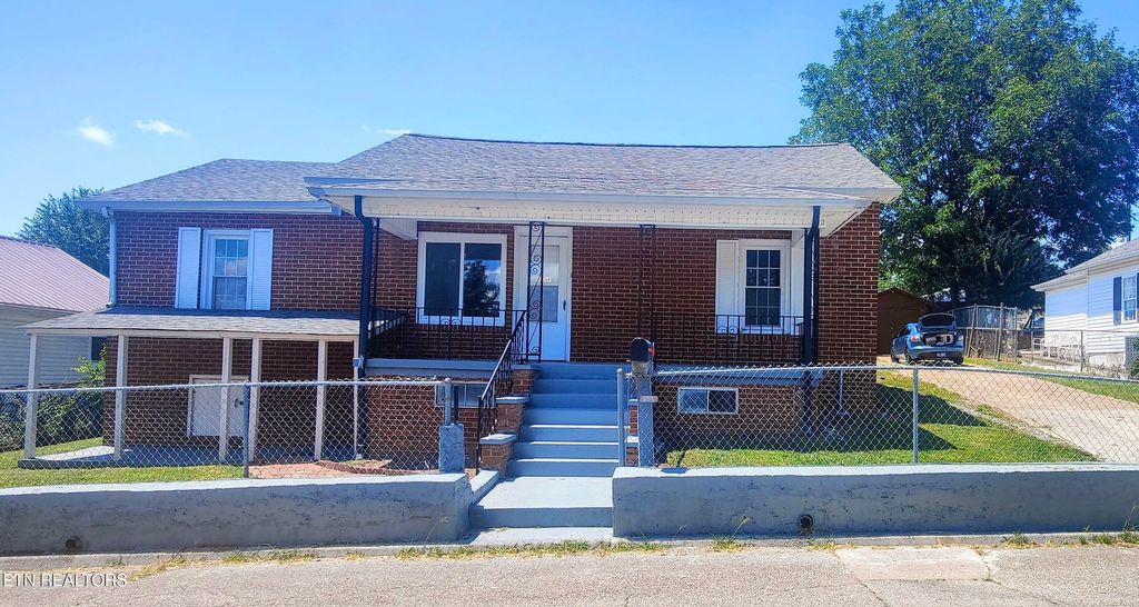 Photo of 806 Vale St, Loudon, TN 37774 (MLS # 1302041)