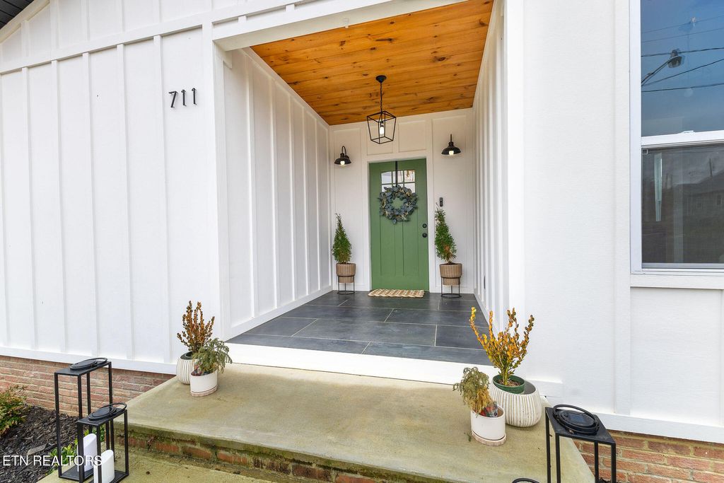 Photo of 711 Chestnut St, Sweetwater, TN 37874 (MLS # 1288138)