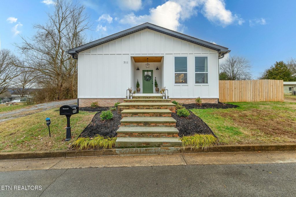 Photo of 711 Chestnut St, Sweetwater, TN 37874 (MLS # 1288138)