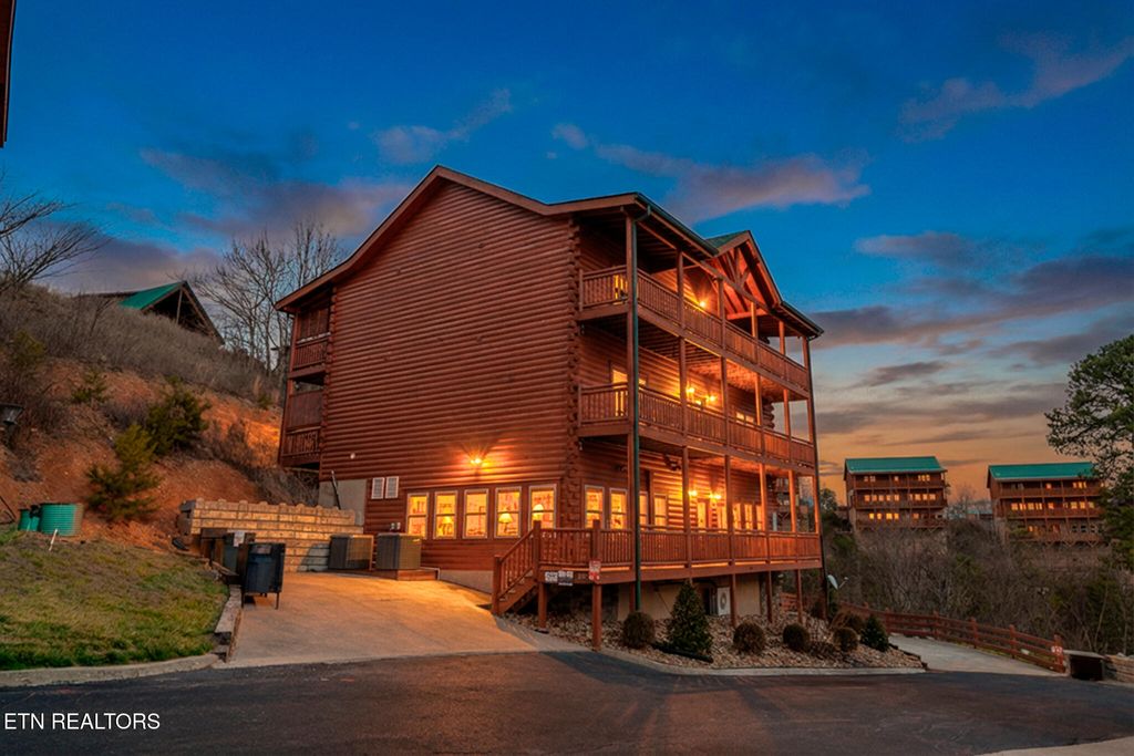 Photo of 2517 Laurel Point Way, Sevierville, TN 37862 (MLS # 1330757)