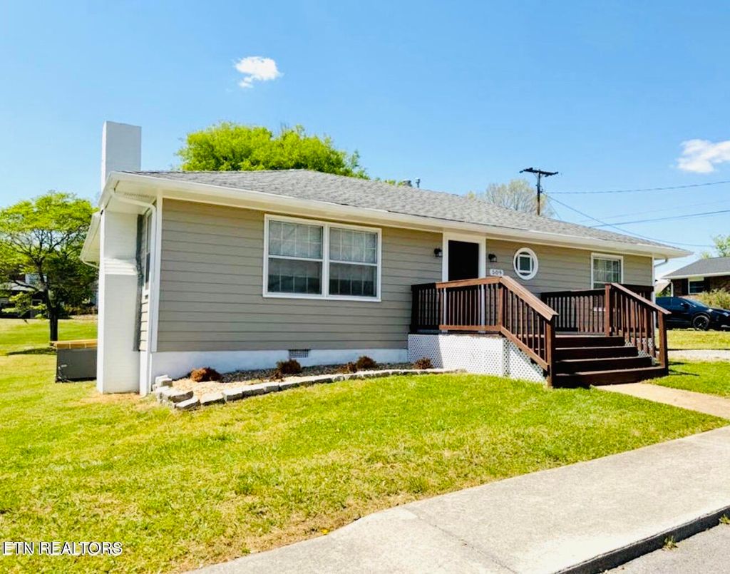 Photo of 509 Williams St, Sweetwater, TN 37874 (MLS # 1336755)