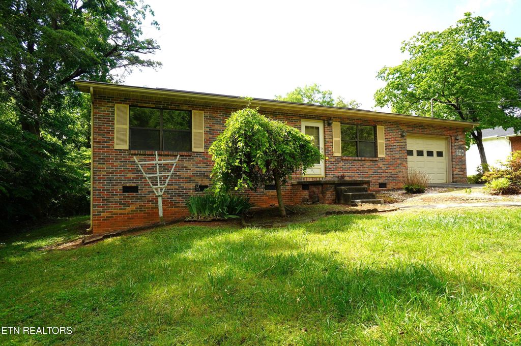 Photo of 1006 Woodland Way, Dandridge, TN 37725 (MLS # 1340325)