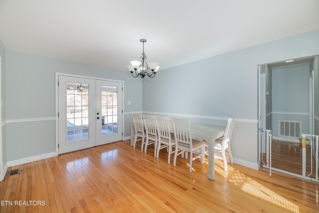 Photo of 421 Maple Ave, Oliver Springs, TN 37840 (MLS # 1287613)