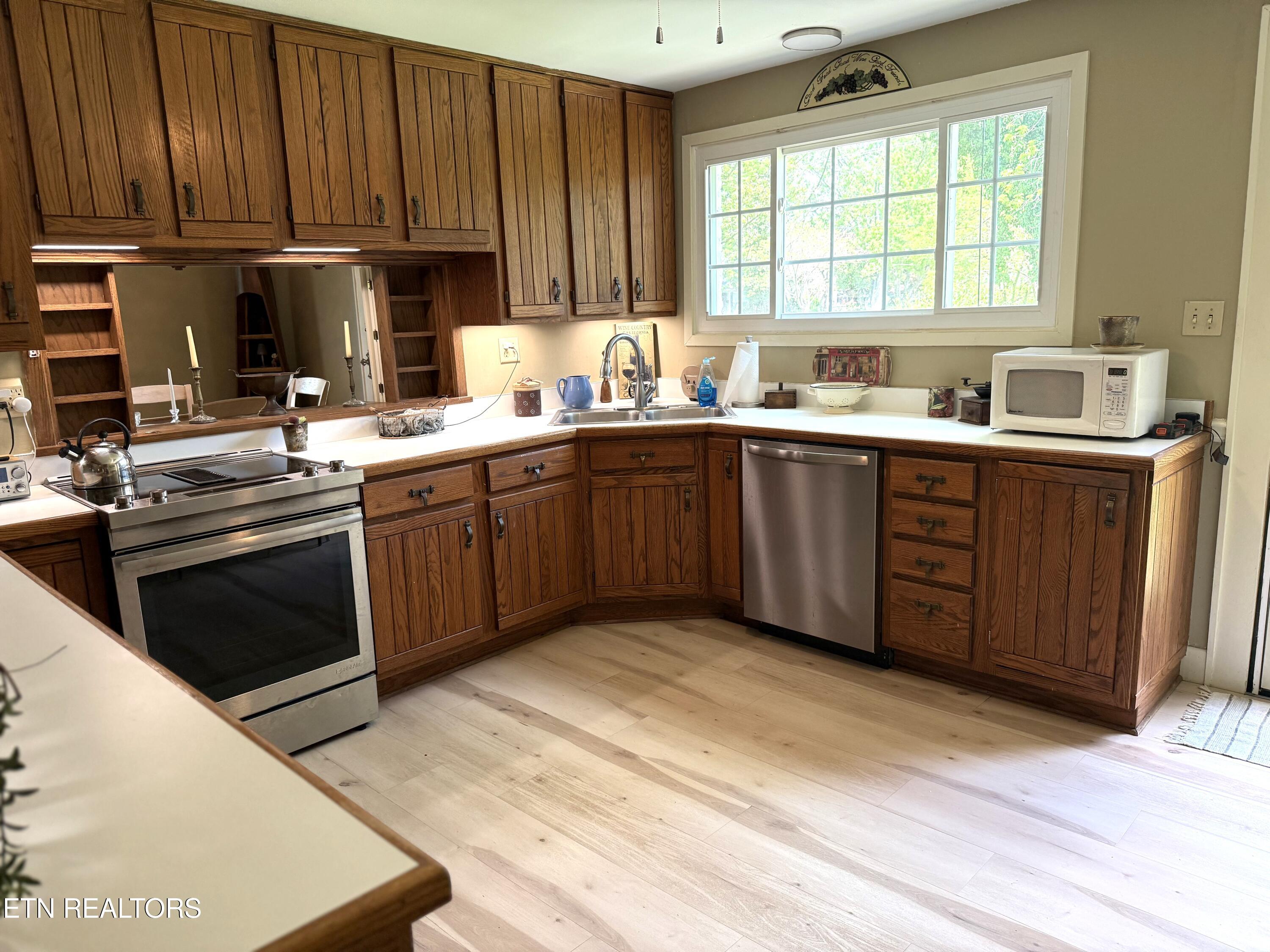 Knoxville, Tennessee 37917, United States, 3 Bedrooms Bedrooms, ,1 BathroomBathrooms,Residential,Pending,112120